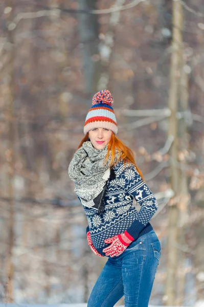 Mulher Grávida Bonita Floresta Inverno — Fotografia de Stock