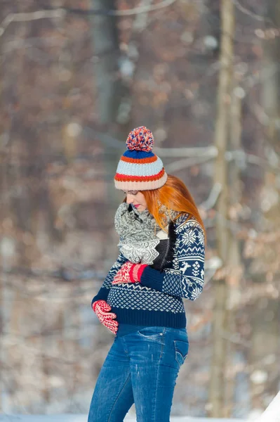 Hermosa Mujer Embarazada Bosque Invierno — Foto de Stock