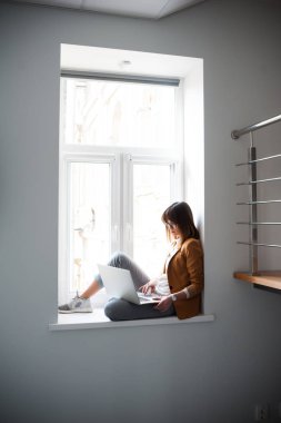 Casual giyim gözlük güzel kadın tasarımcı freelancer laptop kullanma beyaz office
