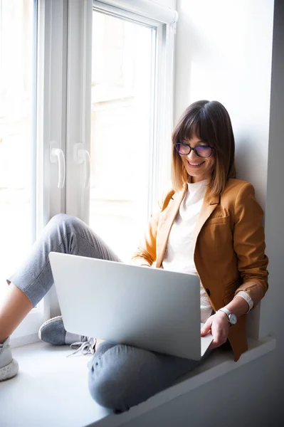 Hermosa Mujer Diseñadora Freelancer Anteojos Usando Casual Usando Laptop Oficina —  Fotos de Stock