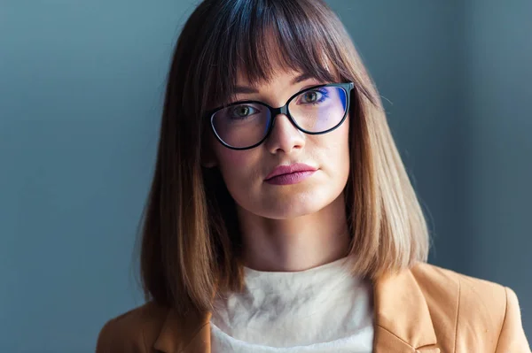 Vacker Ung Kvinna Med Glasögon Klädd Som Casual Grå Bakgrund — Stockfoto