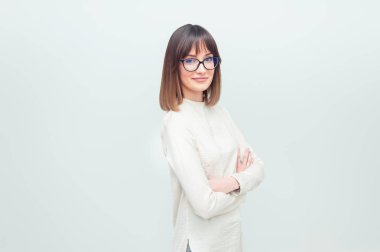 Gözlüklü, güzel genç kadın üzerinde gri bir arka plan olarak rahat, giyinmiş. Ofis çalışanı. Tasarımcısı.