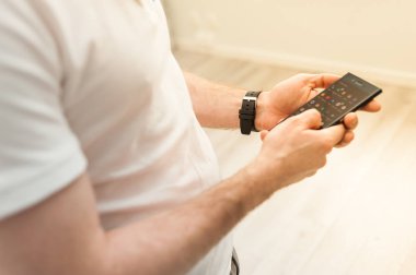 Akıllı telefon kullanan meşgul adam