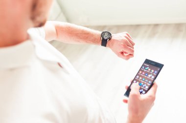 Akıllı telefon kullanan meşgul adam