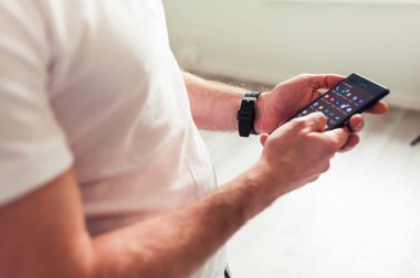 Akıllı telefon kullanan meşgul adam