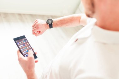 Akıllı telefon kullanan meşgul adam