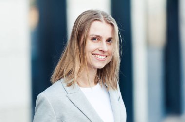 Güzel genç işkadını Smartphone kullanarak