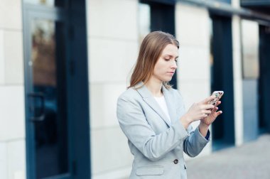 Güzel genç işkadını Smartphone kullanarak