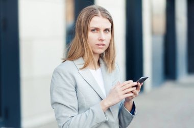 Güzel genç işkadını Smartphone kullanarak