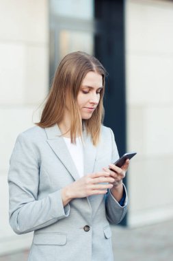 Güzel genç işkadını Smartphone kullanarak