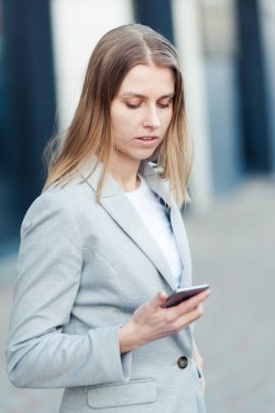 Güzel genç işkadını Smartphone kullanarak