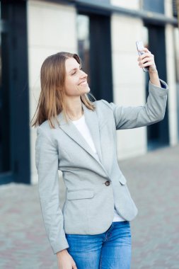 Güzel genç işkadını Smartphone kullanarak