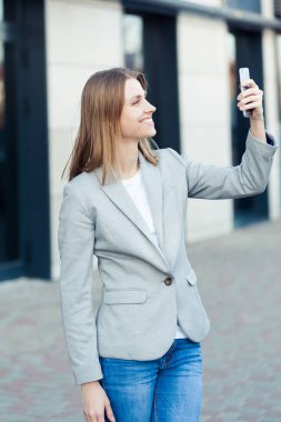 Güzel genç işkadını Smartphone kullanarak