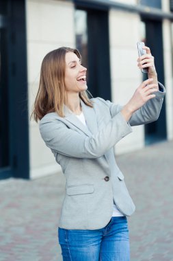 Güzel genç işkadını Smartphone kullanarak