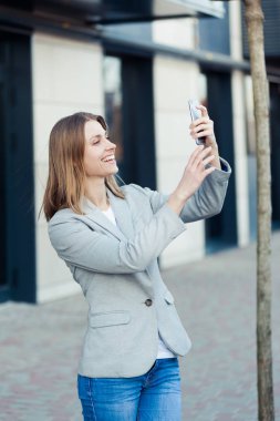 Güzel genç işkadını Smartphone kullanarak