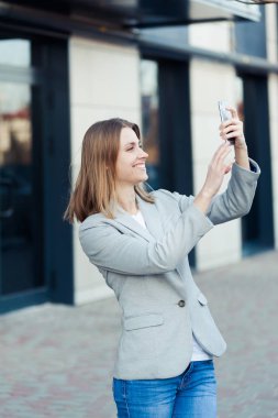 Güzel genç işkadını Smartphone kullanarak