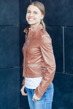 Ofis şirket yakınındaki güzel gülümseyen sarışın genç kadın portresi