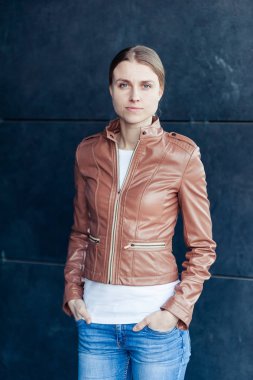 Ofis şirket yakınındaki güzel gülümseyen sarışın genç kadın portresi