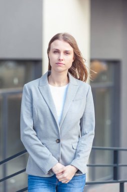 Ofis şirket yakınındaki güzel gülümseyen sarışın genç kadın portresi