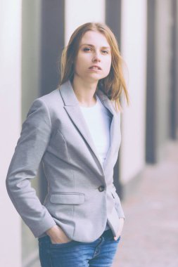 Ofis şirket yakınındaki güzel gülümseyen sarışın genç kadın portresi