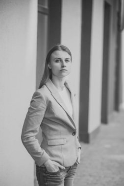 Ofis şirket yakınındaki güzel gülümseyen sarışın genç kadın portresi