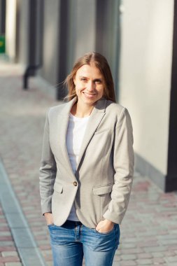 Ofis şirket yakınındaki güzel gülümseyen sarışın genç kadın portresi