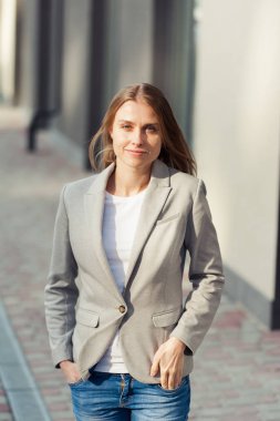 Ofis şirket yakınındaki güzel gülümseyen sarışın genç kadın portresi