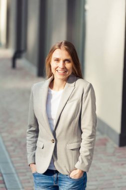 Ofis şirket yakınındaki güzel gülümseyen sarışın genç kadın portresi