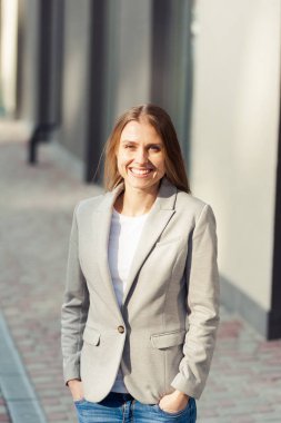 Ofis şirket yakınındaki güzel gülümseyen sarışın genç kadın portresi