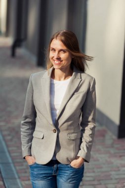 Ofis şirket yakınındaki güzel gülümseyen sarışın genç kadın portresi