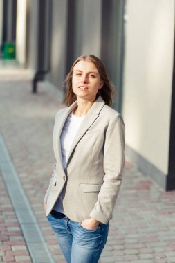 Ofis şirket yakınındaki güzel gülümseyen sarışın genç kadın portresi