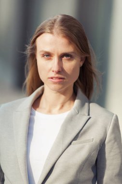 Ofis şirket yakınındaki güzel gülümseyen sarışın genç kadın portresi