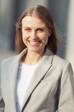 Ofis şirket yakınındaki güzel gülümseyen sarışın genç kadın portresi