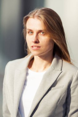 Ofis şirket yakınındaki güzel gülümseyen sarışın genç kadın portresi