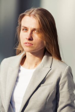 Ofis şirket yakınındaki güzel gülümseyen sarışın genç kadın portresi