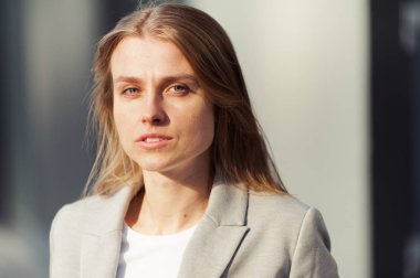 Ofis şirket yakınındaki güzel gülümseyen sarışın genç kadın portresi