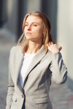 Ofis şirket yakınındaki güzel gülümseyen sarışın genç kadın portresi