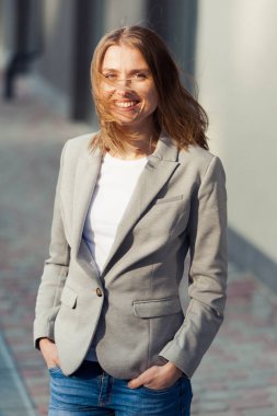 Ofis şirket yakınındaki güzel gülümseyen sarışın genç kadın portresi