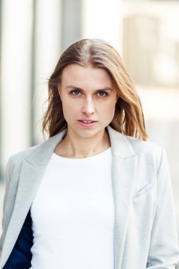 Ofis şirket yakınındaki güzel gülümseyen sarışın genç kadın portresi