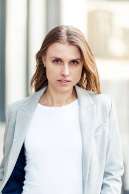 Ofis şirket yakınındaki güzel gülümseyen sarışın genç kadın portresi