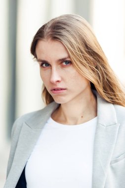 Ofis şirket yakınındaki güzel gülümseyen sarışın genç kadın portresi