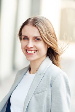 Ofis şirket yakınındaki güzel gülümseyen sarışın genç kadın portresi