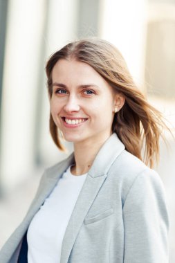 Ofis şirket yakınındaki güzel gülümseyen sarışın genç kadın portresi