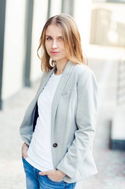 Ofis şirket yakınındaki güzel gülümseyen sarışın genç kadın portresi