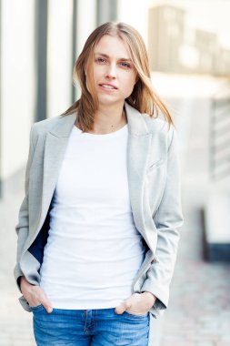 Ofis şirket yakınındaki güzel gülümseyen sarışın genç kadın portresi