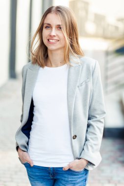 Ofis şirket yakınındaki güzel gülümseyen sarışın genç kadın portresi