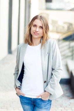 Ofis şirket yakınındaki güzel gülümseyen sarışın genç kadın portresi