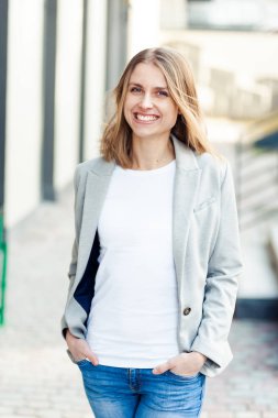 Ofis şirket yakınındaki güzel gülümseyen sarışın genç kadın portresi