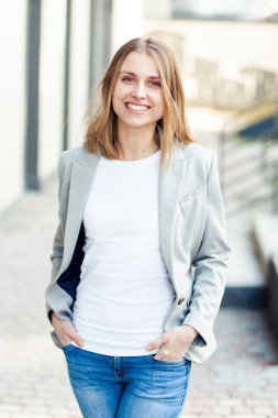 Ofis şirket yakınındaki güzel gülümseyen sarışın genç kadın portresi