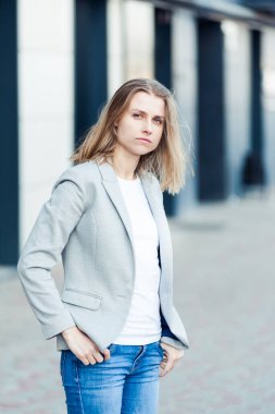 Ofis şirket yakınındaki güzel gülümseyen sarışın genç kadın portresi